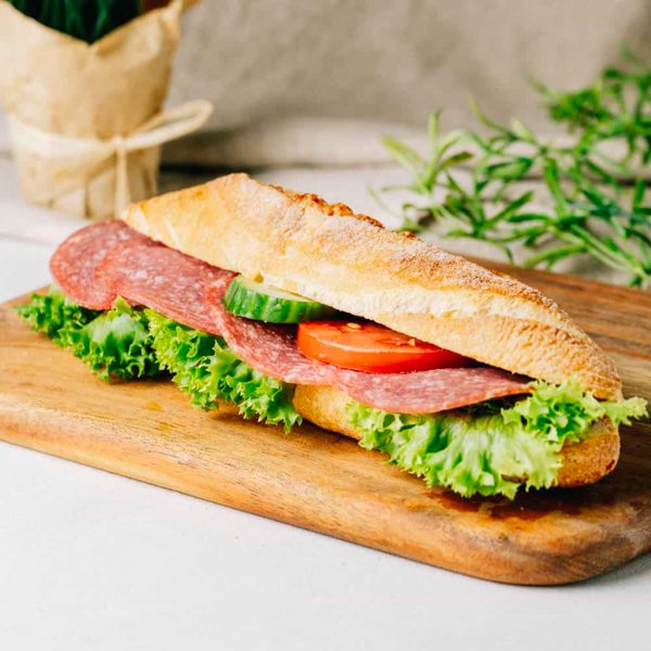 Küstenkruste Salami ﻿Unser knuspriges Baguettebrötchen mit herzhafter Salami, Gurke und Tomate.