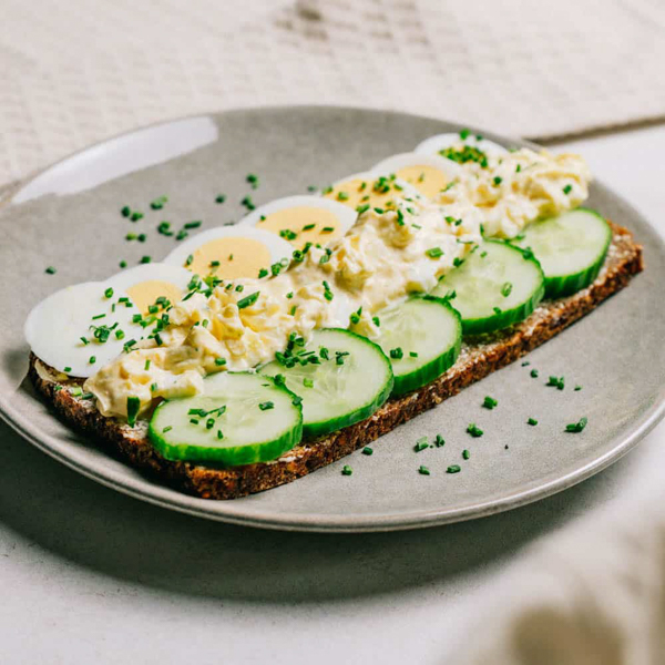 Sommerbrot ﻿Eine Scheibe Korn an Korn mit hauseigenem Eiersalat, Ei und Gurkenscheiben.