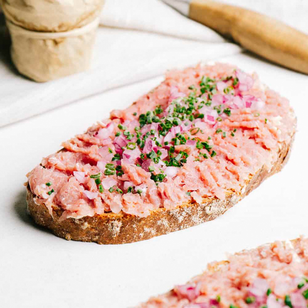 Kraftmacher ﻿Eine dicke Scheibe Krustico satt belegt mit Zwiebelmett nach unserer hauseigenen Rezeptur.