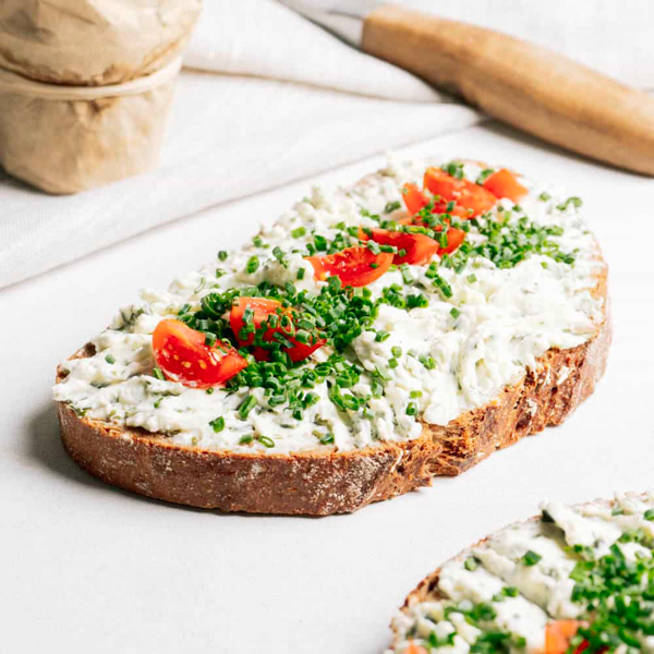 Fitmacher ﻿Eine dicke Scheibe Krustico satt belegt mit hauseigenem Joghurtrahmaufstrich mit Schnittlauch und Petersilie.