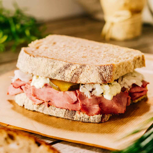 Sandwich Pastrami ﻿Ein Sandwich aus unserem Landjungen belegt mit Pastrami, Weißkrautsalat und Gewürzgurke.