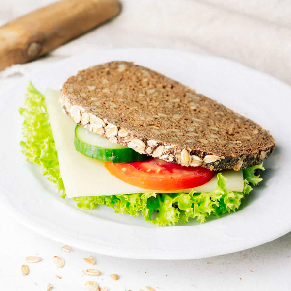 Klappstulle Käse ﻿Unser Hanseatenbrot Nr. 1 mit mildem Käse, Joghurtrahmaufstrich und Lollo Bionda Salat.