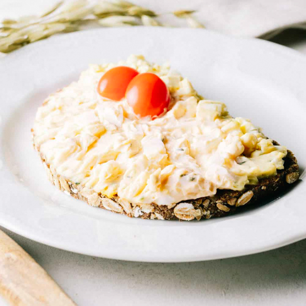 Stulle Eiersalat ﻿Unser Hanseatenbrot Nr. 1 belegt mit hauseigenem Eiersalat und Kirschtomate.