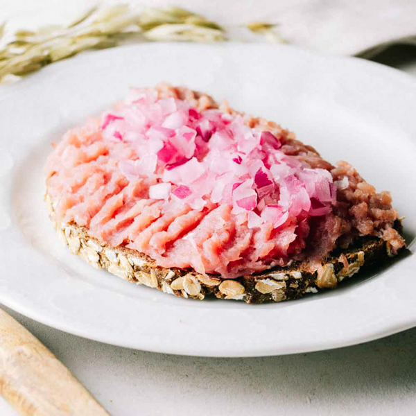 Stulle Mett ﻿Unser Hanseatenbrot Nr. 1 mit Zwiebelmett nach unserer hauseigenen Rezeptur und Schnittlauch oder Zwiebeln.