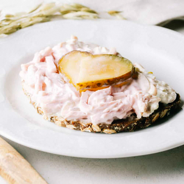 Stulle Geflügelfleischsalat  ﻿Unser Hanseatenbrot Nr.1 mit hauseigenem Geflügelfleischsalat und Gewürzgurke.